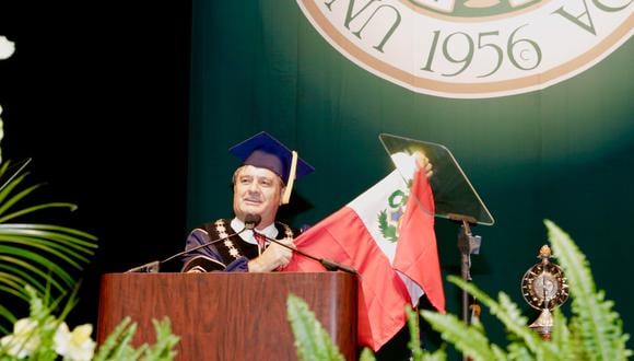 Raúl Diez Canseco recibe título de lider global de educación por la South Florida University