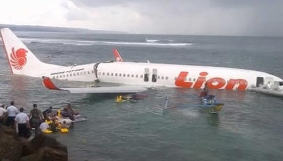 Avión con 130 personas cae al mar y se salvan todos sus ocupantes
