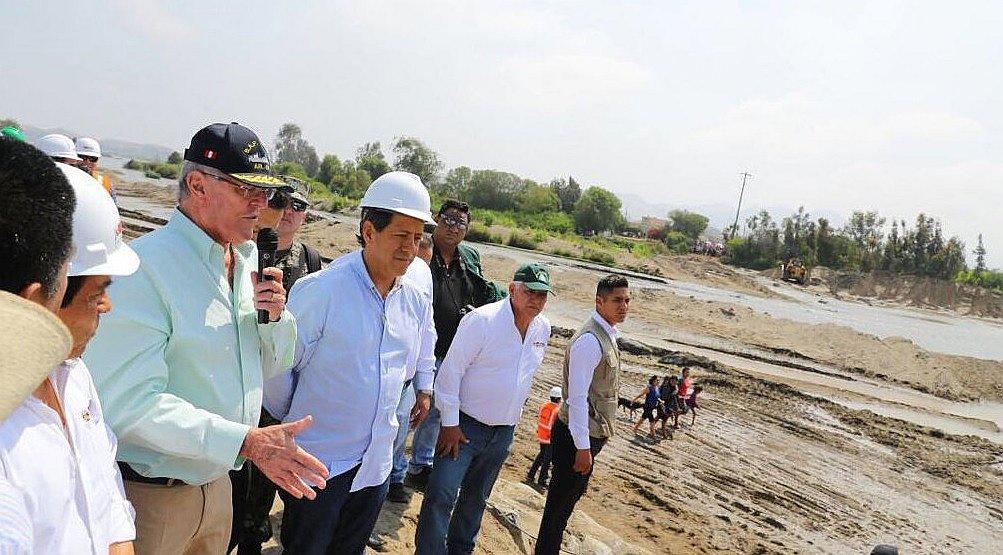 Pedro Pablo Kuczynski supervisa trabajos de limpieza y encauzamiento del río de Virú (VIDEO)