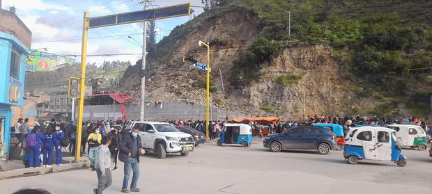Landslide in Andahuaylas buries equipment and materials, they search for fatalities (VIDEO)