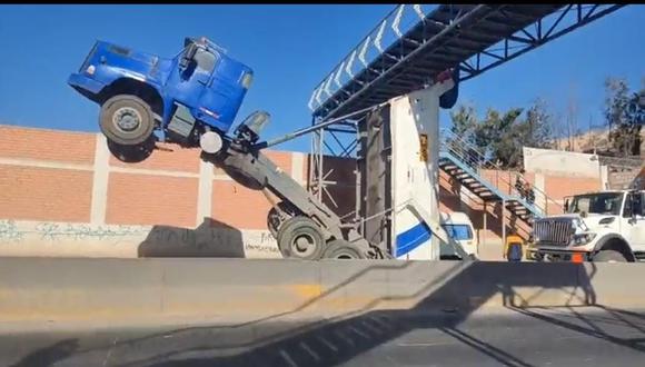 Volquete quedó atascado en puente peatonal de la vía de Evitamiento en Arequipa
