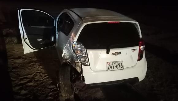 Vehículo se despisto y volcó a un costado de la carretera Panamericana Sur tras se chocado por auto de policía