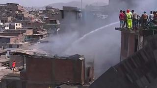 San Juan de Miraflores: bomberos intentan controlar incendio que se propagó a tres viviendas 