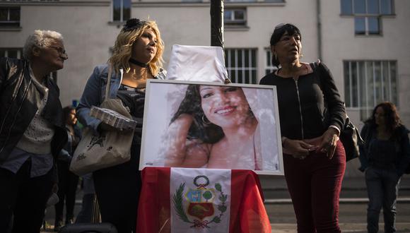 La gente se reúne para rendir homenaje a Vanesa Campos, una trabajadora sexual transexual de 36 años que fue asesinada la noche del 16 al 17 de agosto en el Bois de Boulogne, en el distrito de Pigalle en París, el 29 de agosto de 2018.  (Foto de Lionel BONAVENTURE / AFP)