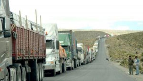 Más de mil camiones varados en Bolivia por huelga en Chile