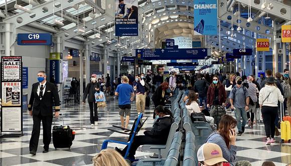 Viajeros usan mascarillas mientras caminan por el aeropuerto internacional de Chicago O'Hare, donde Aditya Singh estuvo escondido. (Daniel SLIM / AFP)