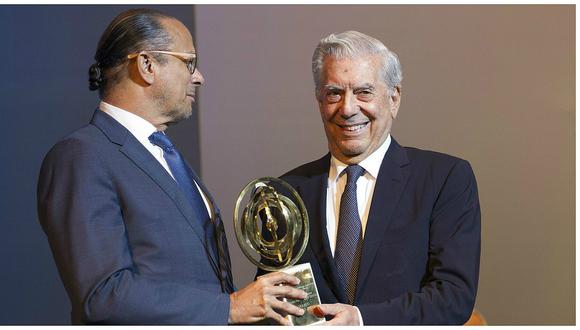 Mario Vargas Llosa recibe polémico premio pese a protestas en República Dominicana 
