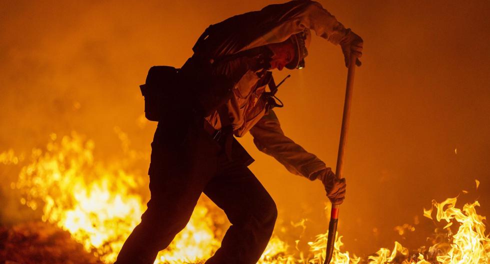Los más de 20.000 bomberos que luchan contra las llamas tenían a su favor este fin de semana un clima más fresco y húmedo. Imagen de un incendio en California. (David McNew/Getty Images/AFP).