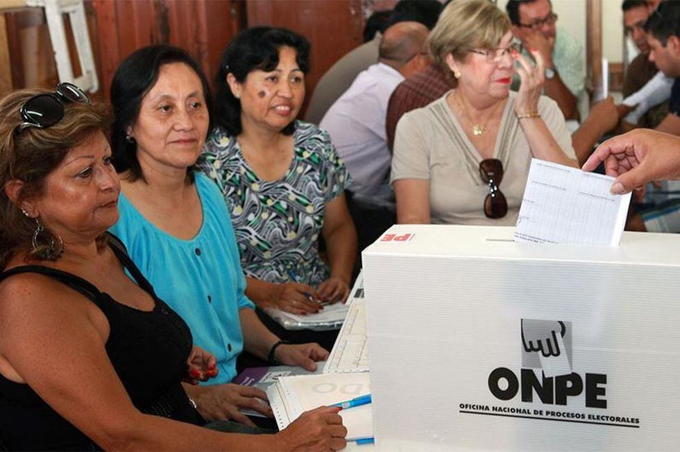 Los miembros de mesa son capacitados para que pueden cumplir su rol de manera correcta el día de la elección. (Foto: Andina)