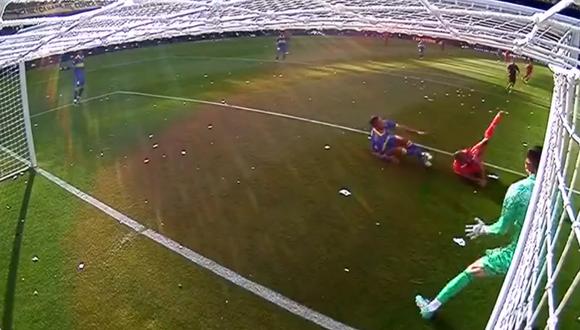 El defensor peruano interceptó un disparo y así, evitó que Independiente abra el marcador. Foto: Captura de pantalla de ESPN.