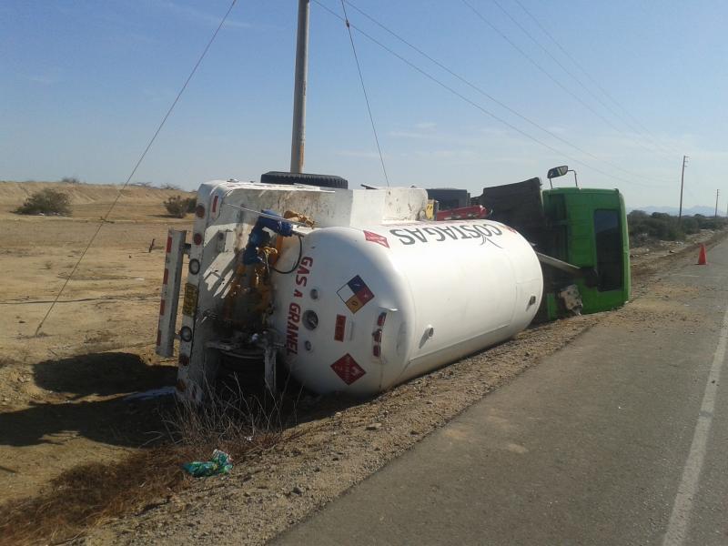 Se vuelca cisterna con mil galones de gas