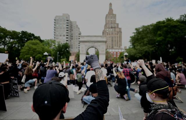 Los manifestantes se manifestaron el 2 de junio de 2020, durante una protesta de "Black Lives Matter" en Washington Square en la ciudad de Nueva York. Las protestas contra el racismo han puesto el toque de queda en varias ciudades de Estados Unidos para reprimir los disturbios, luego de la muerte de George Floyd mientras estaba bajo custodia policial. (AFP / Johannes EISELE).
