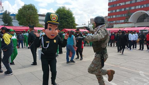 soldado y policía bailan el huaylarsh