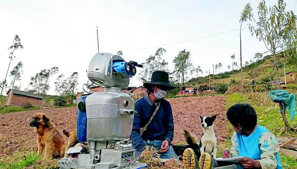 “Kipi” el simpático robot que enseña ciencia y tecnología en Huancavelica