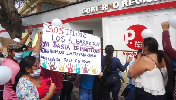 Padres de familia y docentes de la IE 010 Los Algarrobos protestaron en la sede del Gobierno Regional de Piura.