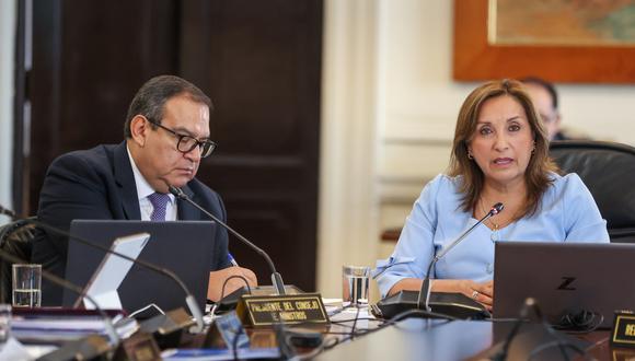 Otárola y Dina Boluarte en sesión de PCM. (Foto: Presidencia)