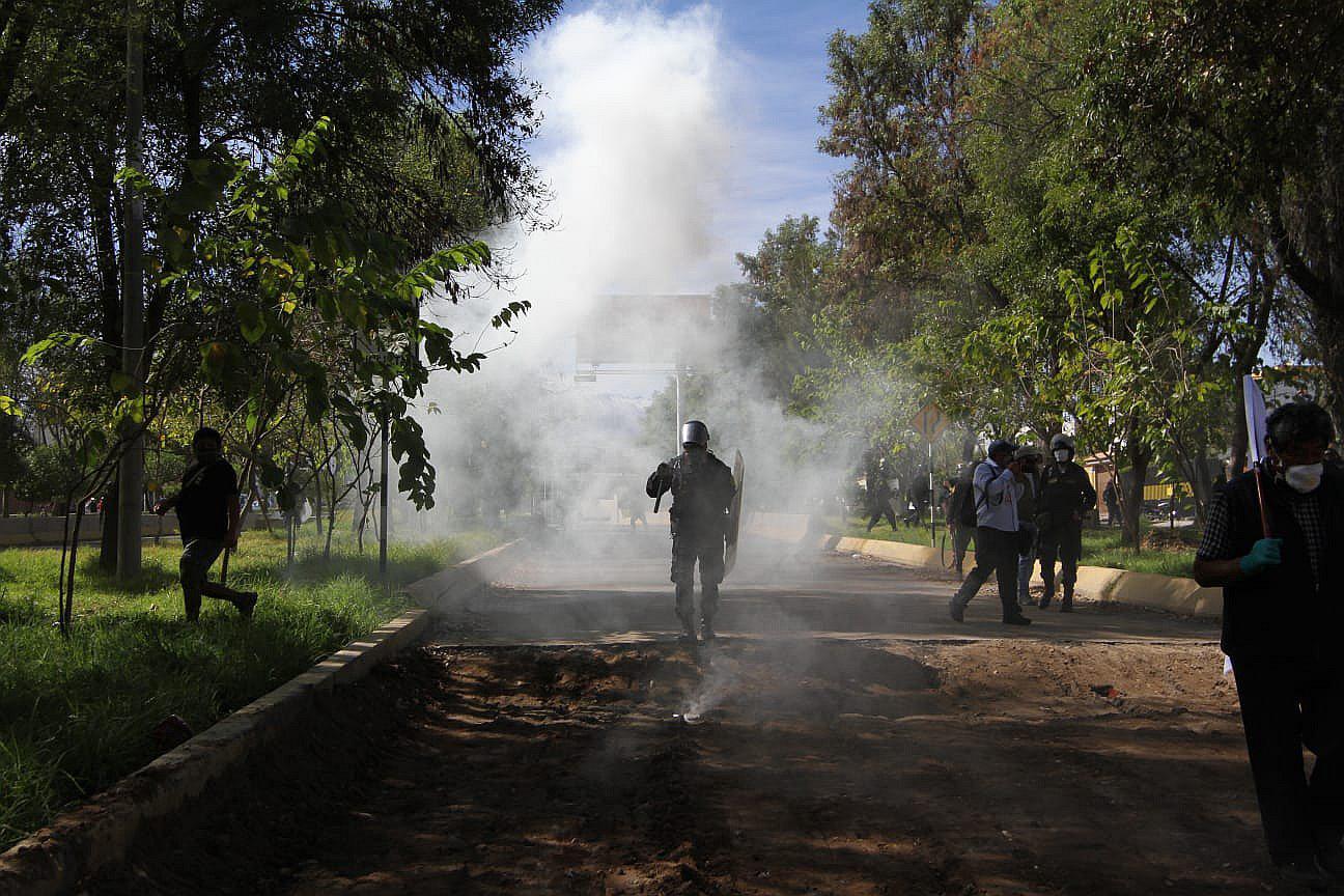 Policías usan bombas clacrimógenas para retirar a manifestantes en Arequipa (FOTOS)