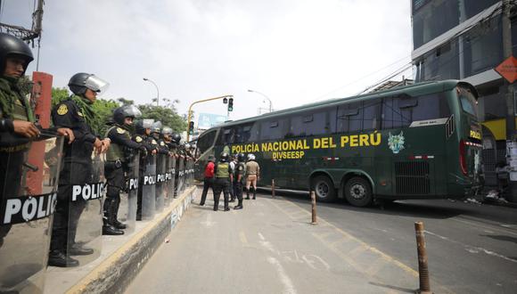 La Policía Nacional ingresa a la UNMSM a desalojar a los manifestantes que se encuentran en el interior de la universidad. Foto: Britanie Arroyo / @photo.gec