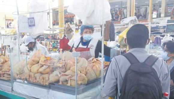 Comerciantes reportaron aumento de S/0.50 en la carne del ave. Precio causa preocupación en población que acude a mercados. (Foto: Eduardo Barreda)