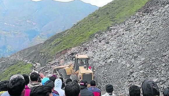 ​Deslizamiento bloquea carretera en el sector de Rocapampa 