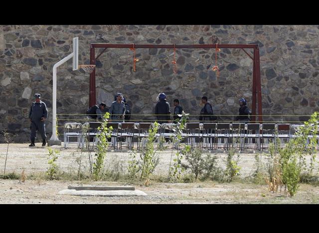 Ahorcan a cinco hombres por violación en grupo