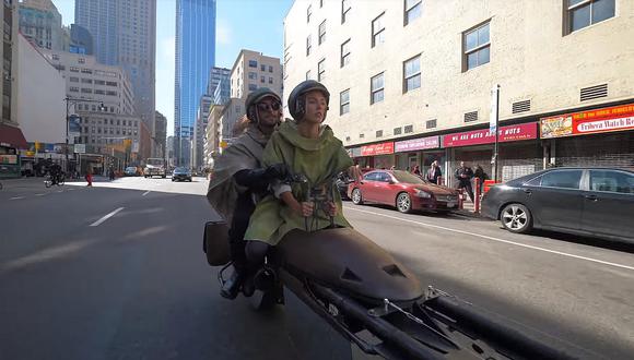 Star Wars: el disfraz de 'Luke' y 'Leia' en una speeder bike que parece flotar (VIDEO)