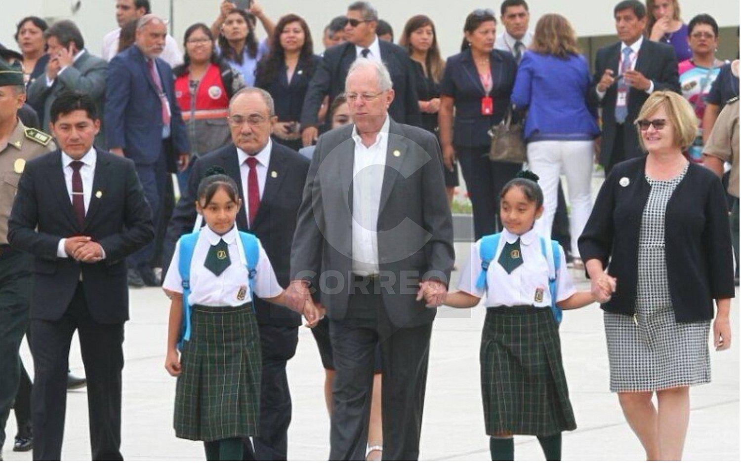 PPK inauguró año escolar y llevó a dos gemelas a su centro educativo en VMT (FOTOS Y VIDEO)
