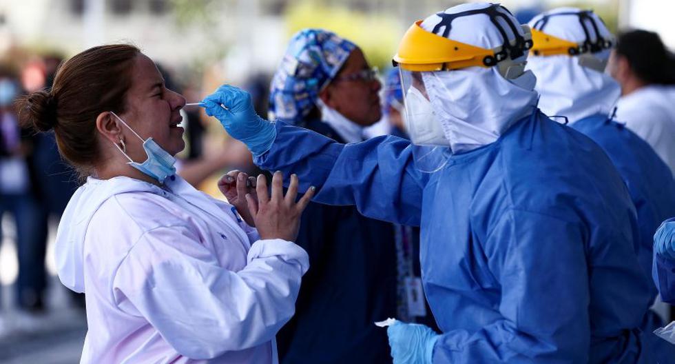 Imagen referencial. Personal de la secretaria de Salud del Municipio de Quito toma muestras para el test de diagnóstico para coronavirus al personal sanitario. (EFE/José Jácome).