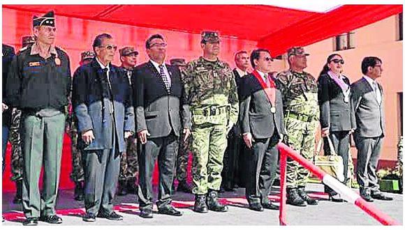 ​En ceremonia comandante del Ejército Peruano recibe reconocimiento