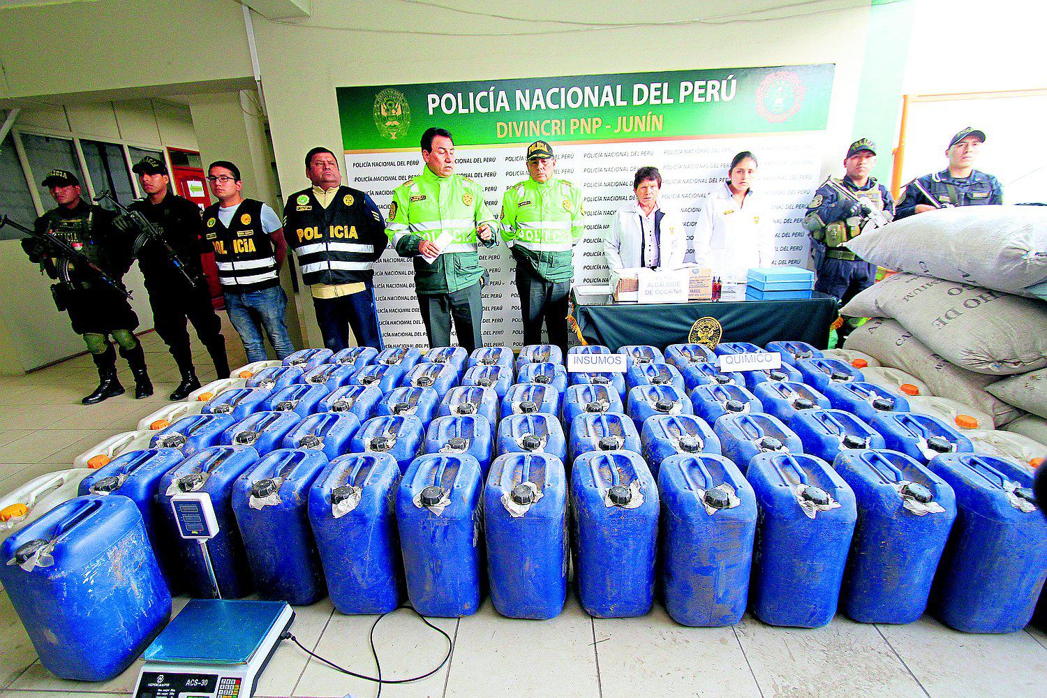 Camión vuelca y descubren más de dos toneladas de acetona