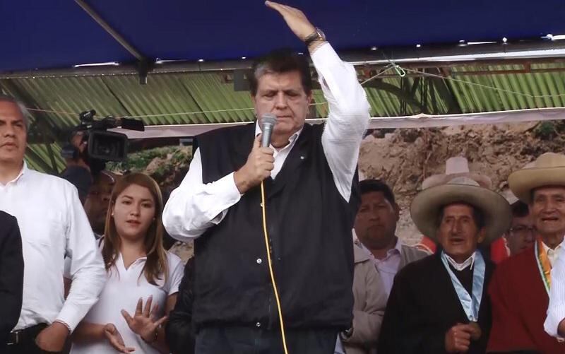 Alan García es pifiado en Cajamarca y ronderos no lo dejaron hablar (VIDEO)