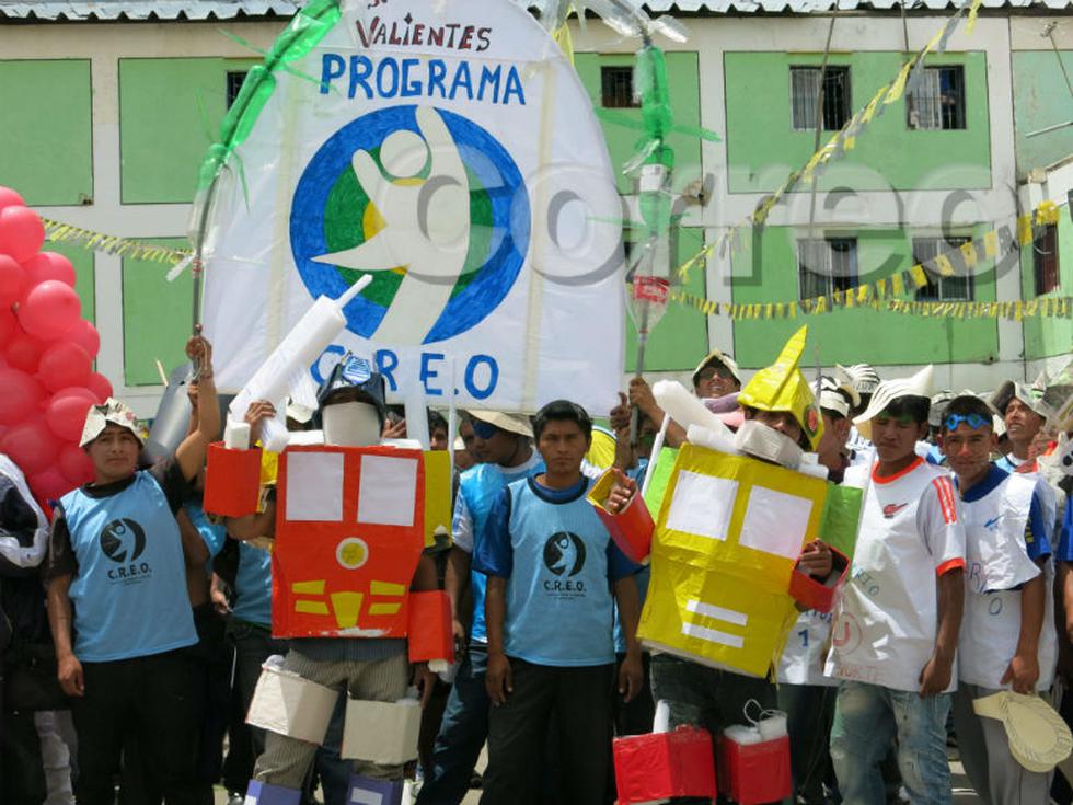 Presos lucen creativos trajes de material reciclado 