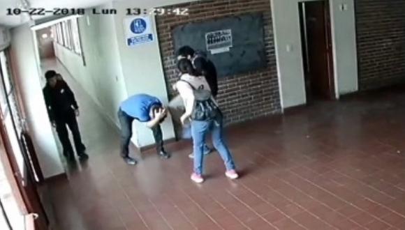 Padrastro golpeó a maestro de su hija por acosarla sexualmente (VIDEO)