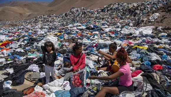 Al menos 39.000 toneladas terminan como basura escondida desierto adentro en la zona de Alto Hospicio, en el norte de Chile. (Foto: MARTIN BERNETTI / AFP)