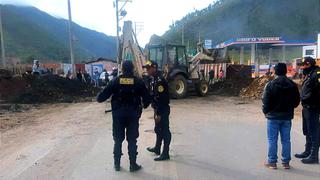 Transportistas y policías desbloquean vía Cusco - Puno - Arequipa (VIDEO)
