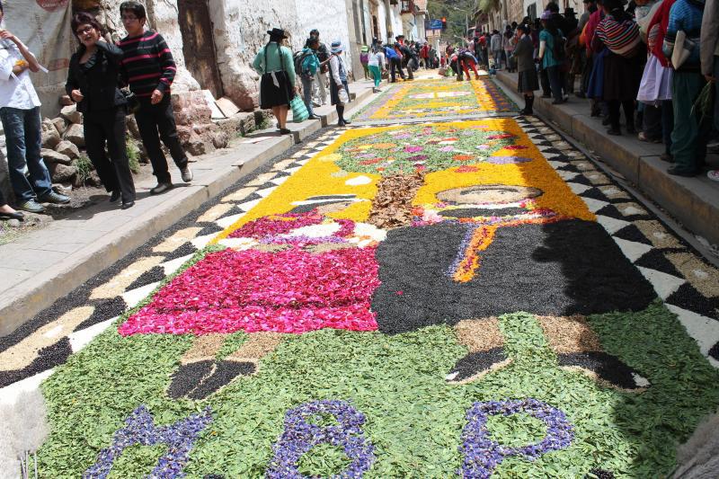 Alfombras multicolor matizaron avenidas de Huancavelica