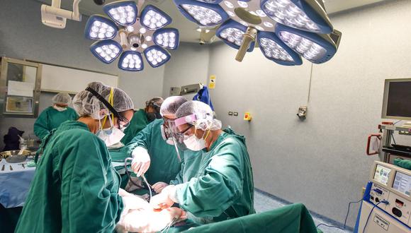 Médicos participando en plena operación en el INSN San Borja. | Foto: Difusión.