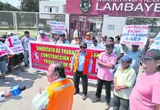 Obreros protestan en sede del Gobierno Regional de Lambayeque