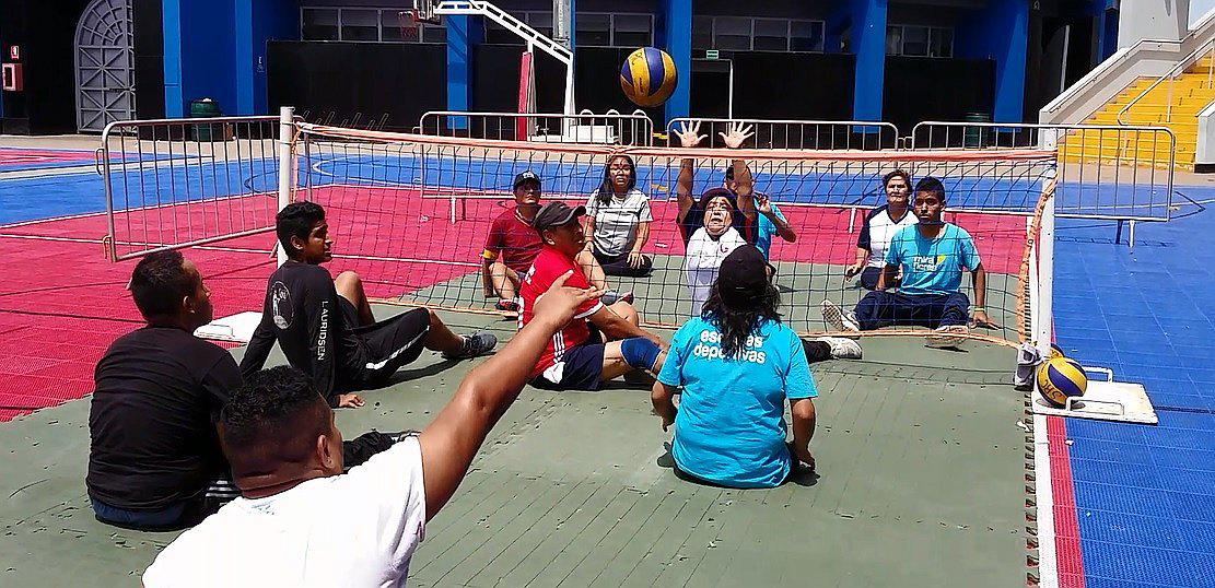 El vóley no solo se juega de pie (FOTOS Y VIDEO) 