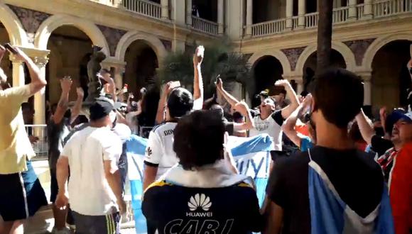 Fanáticos tomaron las instalaciones de la Casa Rosada. (Video: Radio 10)