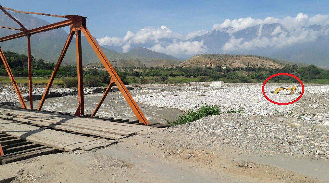 Retroexcavadora lleva enterrado en medio de las piedras por más de 40 días (VIDEO)