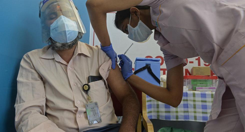 Imagen referencial. Un personal médico vacuna a un hombre con una dosis de la vacuna contra el coronavirus  en Hyderabad (India), el 17 de mayo de 2021. (Noah SEELAM / AFP).