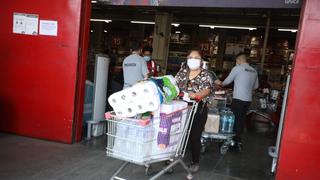 Ciudadanos acuden a supermercados y priorizan compra de papel higiénico, lejía y cerveza (FOTOS)