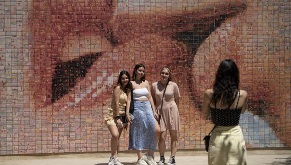Mujeres sin mascarillas en Madrid el 26 de junio de 2021. (Foto: Josep LAGO / AFP)