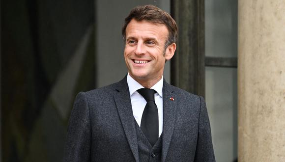 El presidente francés, Emmanuel Macron, espera para dar la bienvenida al presidente de Ghana durante una reunión en el Palacio del Elíseo en París el 13 de octubre de 2022. (Foto de Emmanuel DUNAND / AFP)