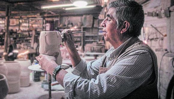 Bernardino Arce aprendió el arte de trabajar con arcilla a los 10 años, hoy es uno de sus exponentes más representativos. (Foto: Cortesía)