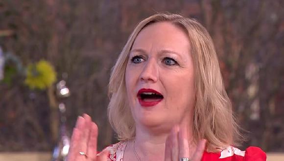 Mujer se quita nariz durante programa en vivo y revela que padeció rara enfermedad (VIDEO)