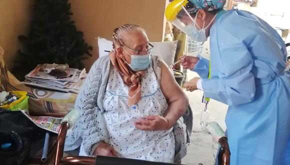 Los adultos mayores de 80 años fueron inoculados con el lote de 9,360 vacunas de Pfizer que el Gobierno Central entregó el 26 de abril para la región (Foto: Geresa Lambayeque)