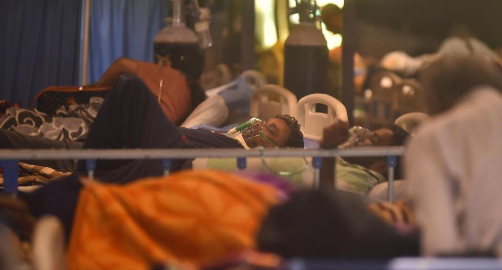 Los pacientes reciben tratamiento dentro de un centro de atención y sala de aislamiento de COVID-19 cerca de un hospital en Nueva Delhi, India, el 27 de abril de 2021. (EFE/EPA/IDREES MOHAMMED).