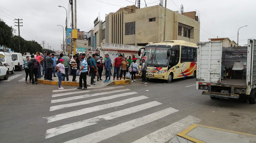 Transportistas toman las calles tras cierre del terminal Santa Cruz